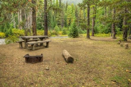 Picnic table at Hells Crossing Campsite