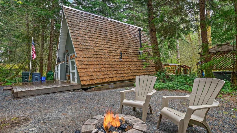 Serenity Cabin exterior and firepit with seating